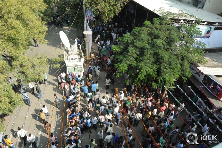 1-Nenokkadine-Hungama-at-RTC-Cross-Roads